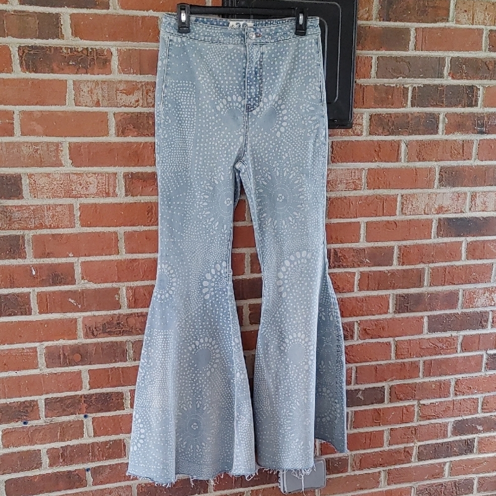 We The Free Just Float On Geo Print Bellbottom Jeans Size 29 (1703)